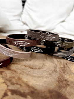 Bracelet simili cuir avec plume embrossée argentée