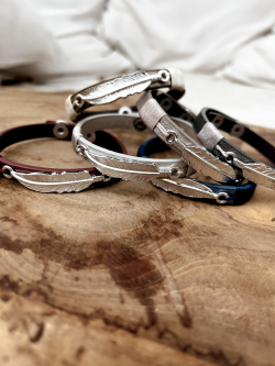 Bracelet plume en simili cuir huilé
