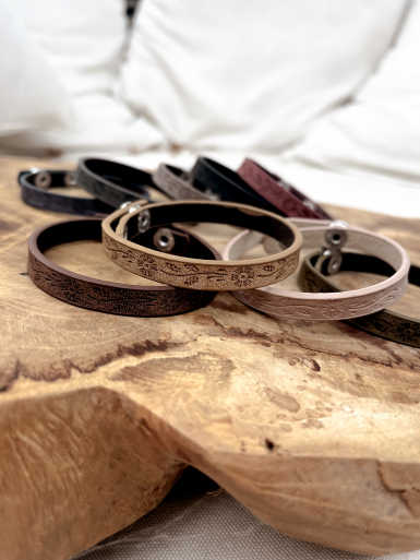 Bracelet simili cuir fleurs embrassées