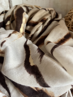 Foulard fluide grand zébré beige marron doré 2