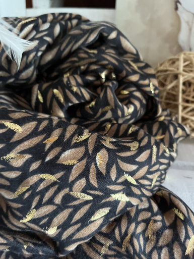 Zoom grand foulard noir et marron avec détail doré lumineux grand fluide