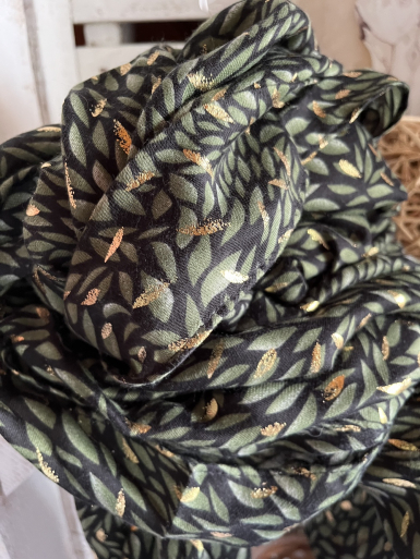 Grand Foulard Fluide Noir et Kaki...