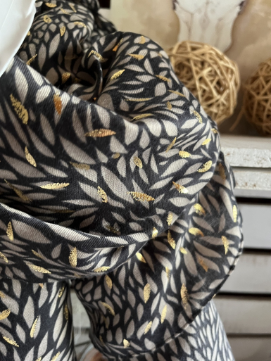 Zoom grand foulard fluide détail doré taupe et noir