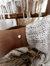 Bracelet en fil de lin et perle étoile nacrée, bijou artisanal nature et couleur naturelle marque France Nature et Lin