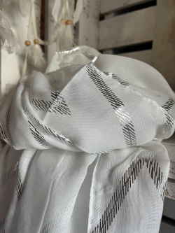 grand foulard fluide blanc et argenté 2