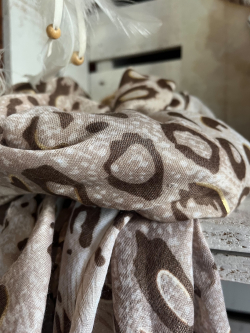 grand foulard fluide léopard taupe et doré 2
